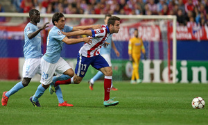 Temporada 14-15. Champions League. Atlético de Madrid-Malmö. Saúl se zafa de dos contrarios.