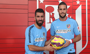 temporada 14/15. Arda y Mario posando con el balón amarillo de la temporada 14/15. En la ciudad deportiva de Majadahonda