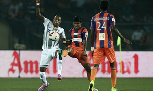 Atlético de Kolkata 1-3 Pune City. Tefera pelea un balón