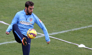 temporada 14/15. Entrenamiento en la ciudad deportiva de Majadahonda. Gámez controlando un balón durante el entrenamiento