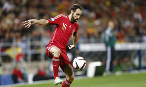 España frente a Bielorrusia en partido de clasificación a la Eurocopa de Francia. Juanfran controla el balón. 