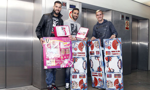 Moyá, Griezmann y Gámez se preparan para repartir regalos en la visita de los jugadores a los centros hospitalarios de Madrid