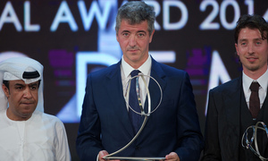 Miguel Ángel Gil Marín, con el galardón que el club recibió en el Globe Soccer 2014