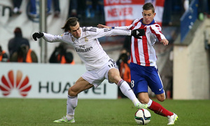 temporada 14/15. Partido Atlético de Madrid Real Madrid. Copa del Rey. Lucas luchando un balón durante el partido