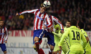 Temporada 14-15. Vuelta 1/4 Copa del Rey. Atlético de Madrid-FC Barcelona. Torres remata un balón de cabeza.