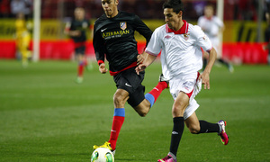 Miranda defiende a Navas en el encuentro de vuelta de la Copa en Sevilla