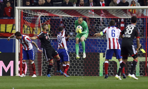 temporada 14/15. Partido Atlético Bayer de Champions. Oblak deteniendo un balón durante el partido