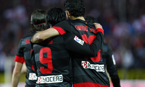 Temporada 12/13. Partido. Semifinales de la Copa del Rey. Diego Costa y Falcao se abrazan tras el segundo gol durante el partido en el Pizjuán