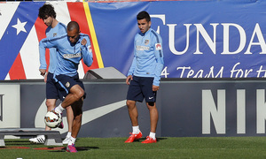 temporada 14/15. Entrenamiento en el estadio Vicente Calderón. Miranda realizando ejercicios con balón durante el entrenamiento