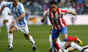 Temporada 2012-13. Falcao arranca con el balón controlado ante un jugador del Málaga