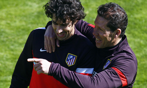 Simeone y Tiago bromean antes de comenzar una sesión de entrenamiento en la Ciudad Deportiva de Majadahonda