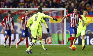 temporada 15/16. Partido Atlético Levante. Godín golpeando un balón durante el partido