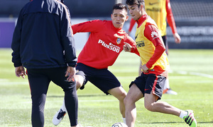 temporada 15/16. Entrenamiento en la ciudad deportiva de Majadahonda. Óliver y Kranevitter luchando un balón durante el entrenamiento