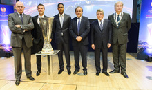 Michael vam Praag, Gabi, Kluivert, Platini, Enrique Cerezo y Eberhard van der Laan posan junto a la Europa League