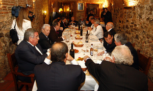 Comida entre las directivas del Atl&eacute;tico de Madrid y el Real Madrid en la Taberna del Capit&aacute;n Alatriste