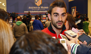 Adrián atiende a la prensa en el Vicente Calderón
