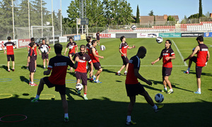 Temporada 12/13. Entrenamiento.Jugadores golpeando el balon durante el entrenamiento en la ciudad deportiva de Majadahonda