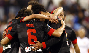 Temporada 12/13. Real Zaragoza - Atlético de Madrid. Koke se abraza con sus compañeros tras la consecución de uno de los goles