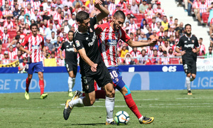 temporada 16/17. Partido Atlético de Madrid Sevilla. Carrasco con el balón durante el partido