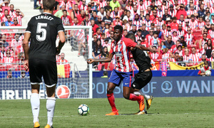 temporada 16/17. Partido Atlético de Madrid Sevilla. Thomas con el balón durante el partido