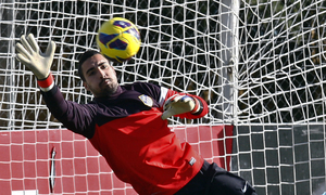 Asenjo atajando un balón