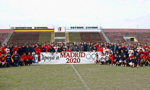 Temporada 12/13. Gira sudamericana. Visita al barrio Bajo Flores. Representación atlética posando con pancarta madrid 2020