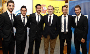 Temporada 12/13. Gira sudamericana. Visita a la embajada de España en Uruguay. Jugadores españoles de la primera plantilla posando con el embajador