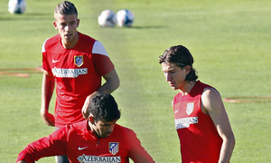 Temporada 13/14. Entrenamiento. Equipo entrenando el Cerro del Espino. Diego Costa luchando un balón con Filipe