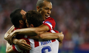 Temporada 2013/2014 Atlético de Madrid - Zenit Miranda abrazado a Arda Turan y Koke