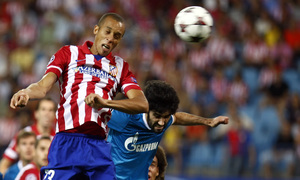 Temporada 2013/2014 Atlético de Madrid - Zenit Miranda rematando de cabeza a gol