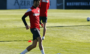 Temporada 13/14. Entrenamiento. Equipo entrenando en Majdahonda. Leo con el balón