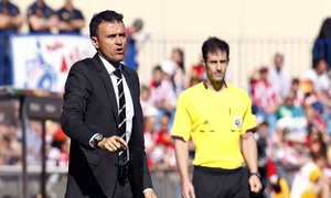 Temporada 13/14. Partido Atlético de Madrid-Celta. Vicente Calderón. Luis Enrique dando órdenes en la banda