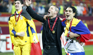 Temporada 11/12. Final Europa League. Simeone y Falcao celebrando el título en el césped del Estadio de Estambul