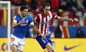 Temporada 20132-2014. Partido Atlético de Madrid- Bilbao, Godín luchando un balón