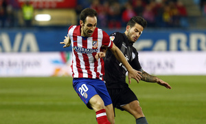 temporada 13/14. Partido Atlético de Madrid- Levante.  Juanfran con el balón