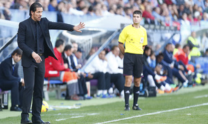 Temporada 13/14 Liga BBVA Málaga - Atlético de Madrid. Simeone da órdenes desde el banquillo.