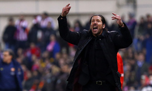 temporada 13/14. Partido Atlético de Madrid - Barcelona. Simeone animando desde la banda