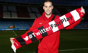 Mario Suárez posa con la bufanda de #TwitterFairPlay