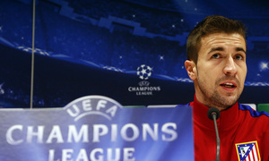 temporada 13/14. Rueda de prensa en el estadio de San Siro. Champions League. Gabi atendiendo a los medios