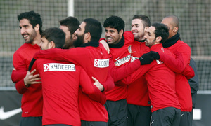 temporada 13/14. Entrenamiento en la Ciudad deportiva de Majadahonda. Jugadores haciendo grupos de cuatro