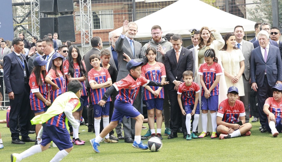 Enrique Cerezo junto a Felipe VI en Ecuador inauguración Escuela en Cuenca