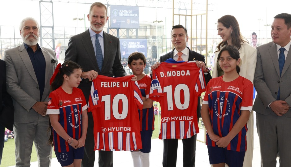 Enrique Cerezo junto a Felipe VI en Ecuador inauguración Escuela en Cuenca