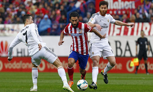 temporada 13/14. Partido Atlético de Madrid Real Madrid. Arda con el balón