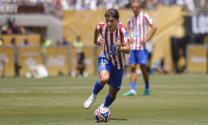 Julián Alvarez conduciendo el balón
