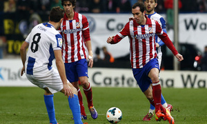 temporada 13/14. Partido Atlético de Madrid-Espanyol. Godín con el balón