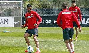 Temporada 13/14. Entrenamiento en la Ciudad Deportiva de Majadahonda. Pase con el interior de Raúl García.