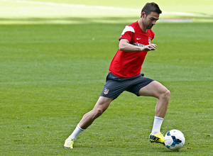 temporada 13/14. Entrenamiento en el estadio Vicente Calderón. Adrián con el balón