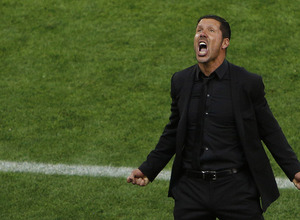 temporada 13/14. Partido Atlético de Madrid- Elche. Simeone celebrando un gol en la banda