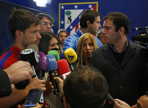 temporada 13!14. Canutazo Champions. Diego atendiendo  a los medios de comunicacion