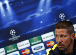 temporada 13/14. Rueda de prensa de Champions. Simeone atendiendo a los medios